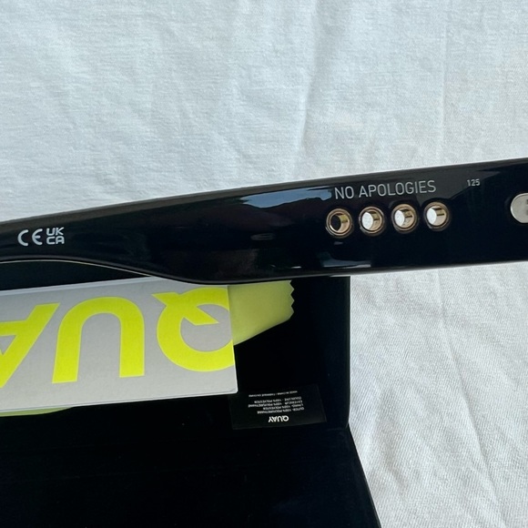 *BRAND NEW W/ CASE* Authentic Quay Sunglasses Black Frames - Picture 3 of 4